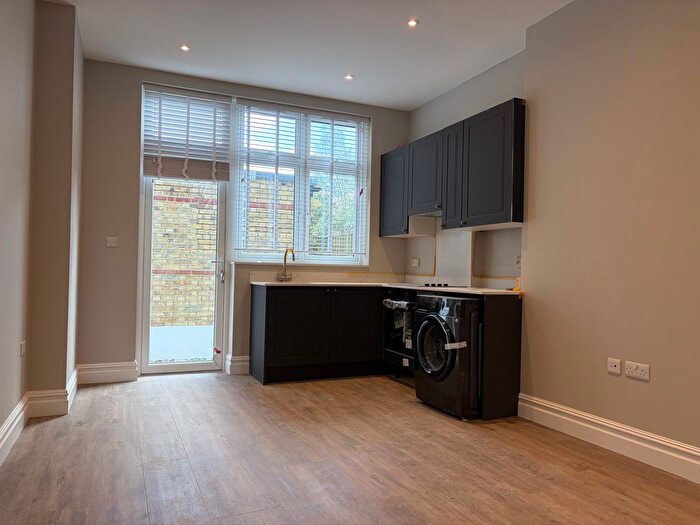 1 Bedroom Flat To Rent In The Rise, Palmers Green, N13