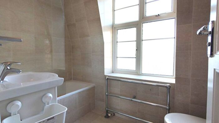 2 Bedroom Flat To Rent In College Crescent, London, NW3