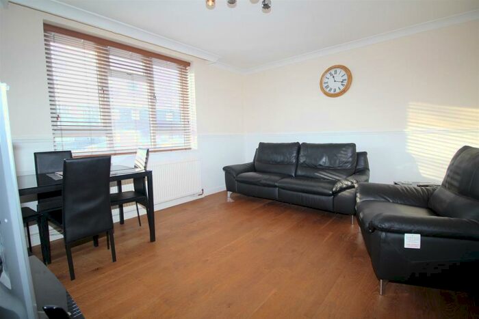3 Bedroom Flat To Rent In Park Lane, Waltham Cross, EN8