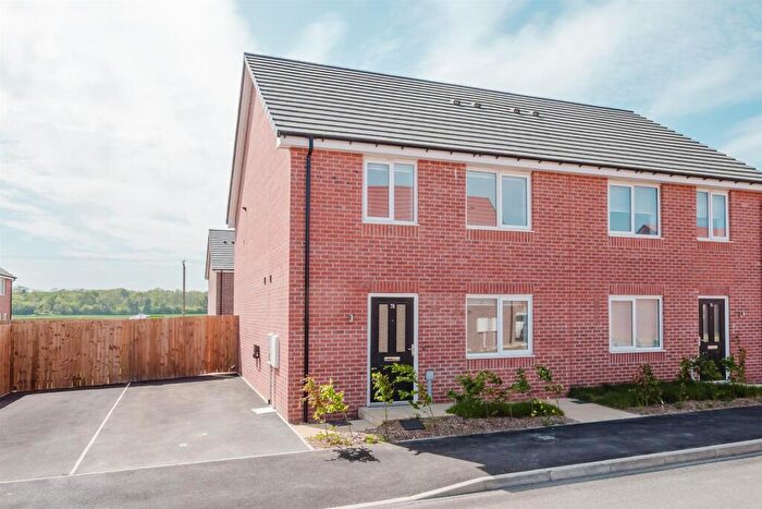 4 Bedroom Semi Detached House To Rent In Bridges Close, Scartho Top, Grimsby, DN33