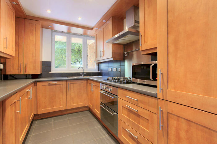 3 Bedroom Maisonette To Rent In Sunbury Lane, Battersea, London, SW11