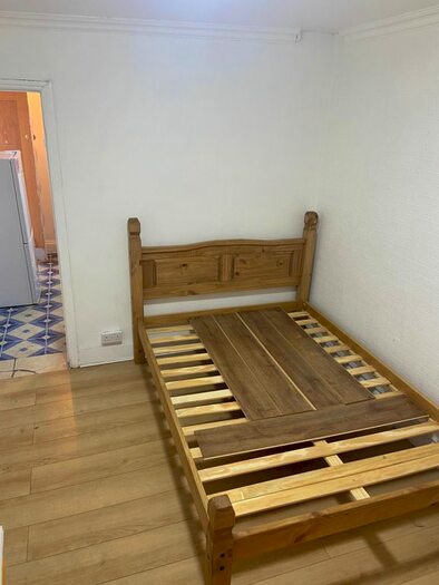 Studio To Rent In High Street, Walthamstow, London, E17