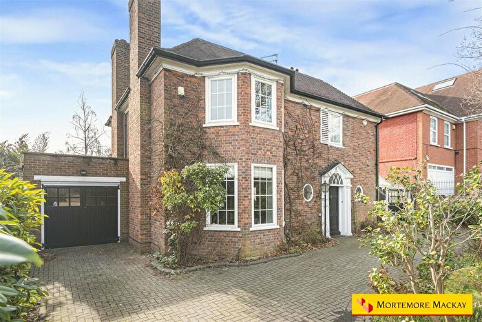 4 Bedroom Detached House For Sale In Green Dragon Lane, London, N21