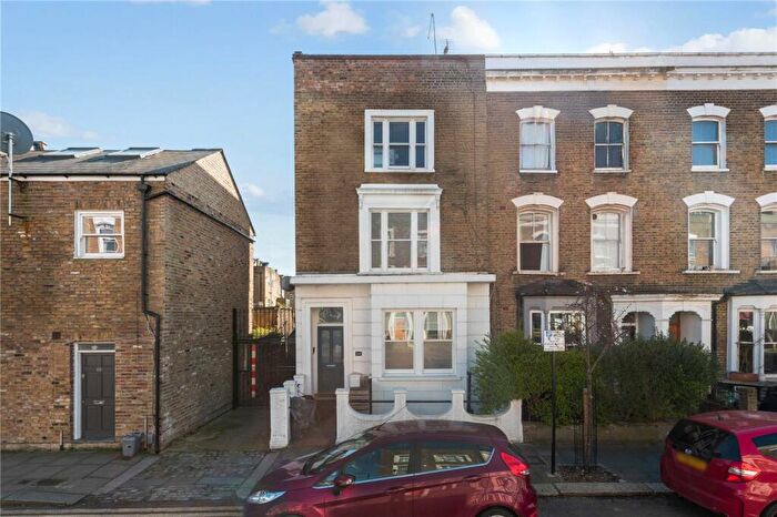 2 Bedroom Apartment For Sale In Barbauld Road, London, N16