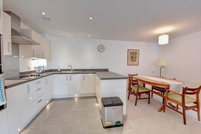 1 Bedroom Apartment For Sale In Albert Court, Reading Road, RG9