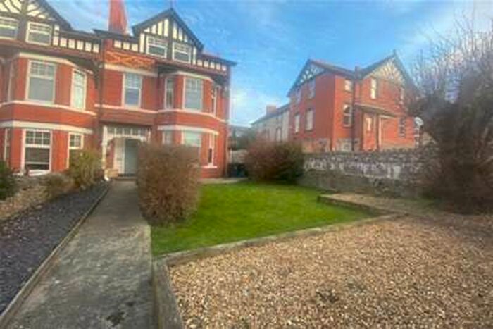 4 Bedroom Maisonette Flat To Rent In Woodland Road East, LL29