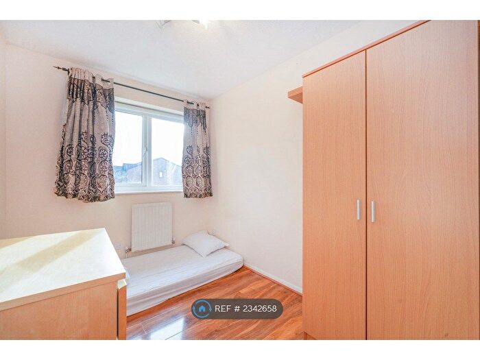 2 Bedroom Flat To Rent In Courtlands Close, Watford, WD24
