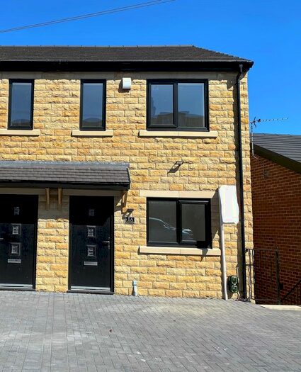 4 Bedroom Semi-Detached House To Rent In Hutton Terrace, Bradford, BD2