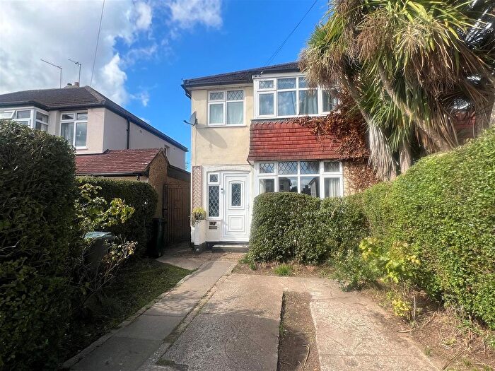 3 Bedroom Semi-detached House For Sale In Barton Way, Croxley Green, WD3