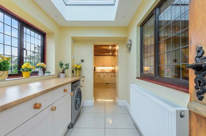 4 Bedroom Detached House For Sale In Waldens Road Orpington, BR5