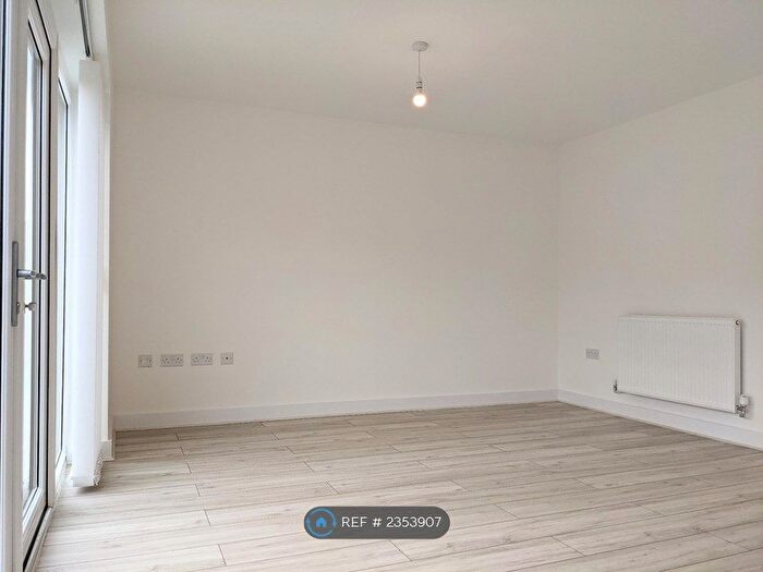 4 Bedroom Semi-Detached House To Rent In Danesdale Drive, Manchester, M4