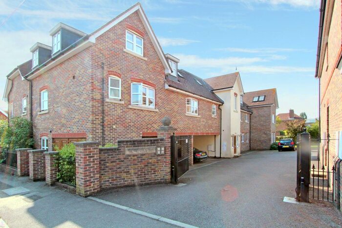 2 Bedroom Flat To Rent In King George Avenue, Petersfield, Hampshire, GU32