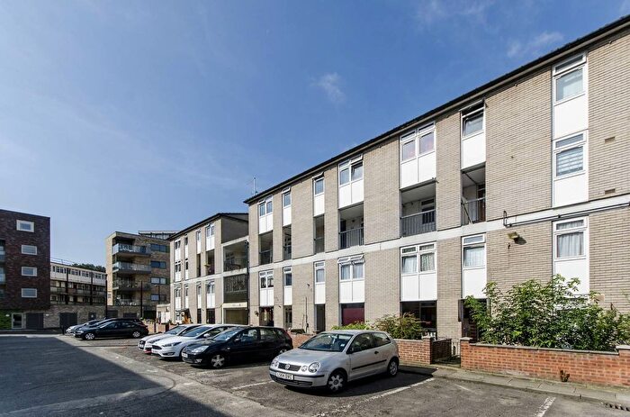 3 Bedroom Maisonette For Sale In Glengarnock Avenue, Isle Of Dogs, London, E14
