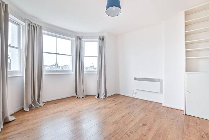 Studio To Rent In Colville Gardens, Westbourne Grove, London, W11