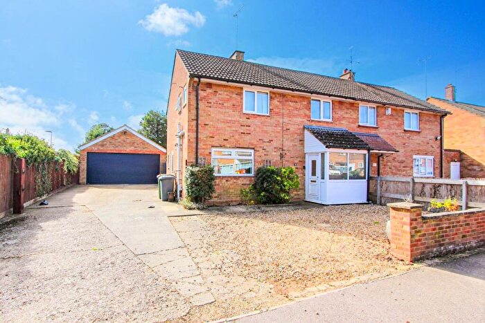 3 Bedroom Semi-Detached House For Sale In Birchs Close, Hockliffe, Leighton Buzzard, LU7