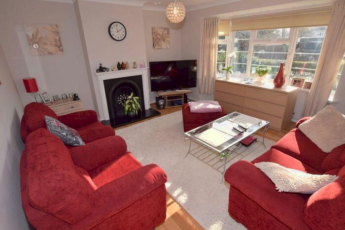 2 Bedroom Flat To Rent In Frith Court, Mill Hill, London NW7