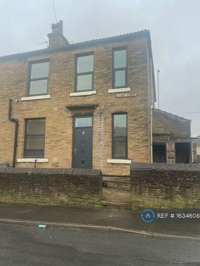 3 Bedroom End Of Terrace House To Rent In Albion Street, Brighouse, HD6