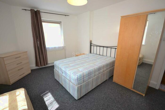 4 Bedroom End Of Terrace House To Rent In Cardigan Gardens, Reading, Berkshire, RG1