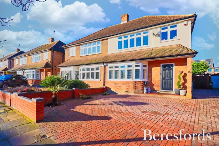 3 Bedroom Semi Detached House For Sale In Trent Avenue, Upminster, RM14