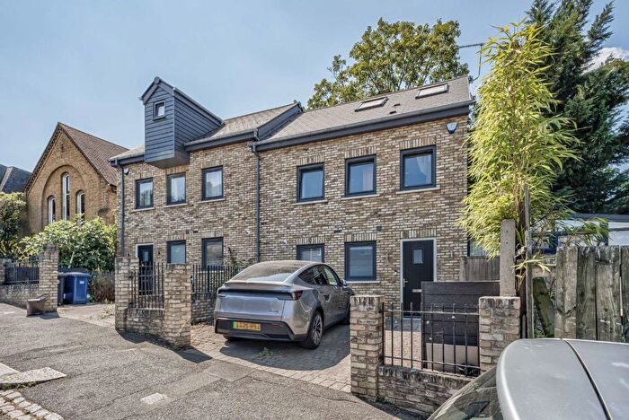 3 Bedroom Semi-detached House For Sale In Mowbray Road, New Barnet, EN5