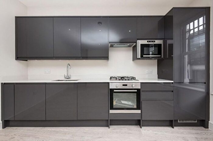 2 Bedroom Flat To Rent In Tooting High Street, SW17