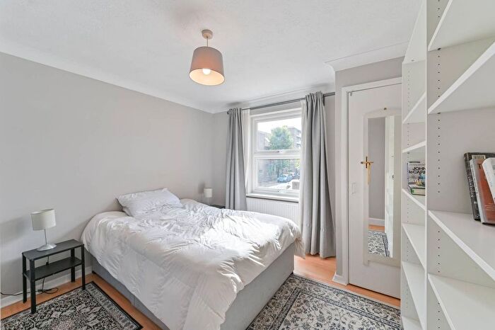 1 Bedroom Flat To Rent In Valmar Road, Camberwell, London, SE5
