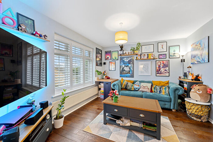 1 Bedroom Apartment For Sale In Minstrel Gardens, Surbiton, KT5