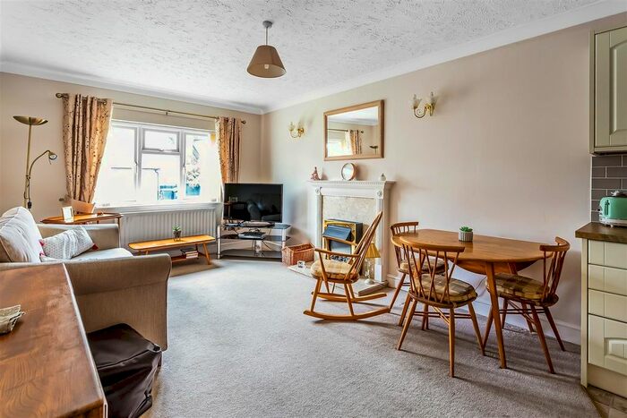 1 Bedroom Flat For Sale In Beatrice Road, Oxted, RH8