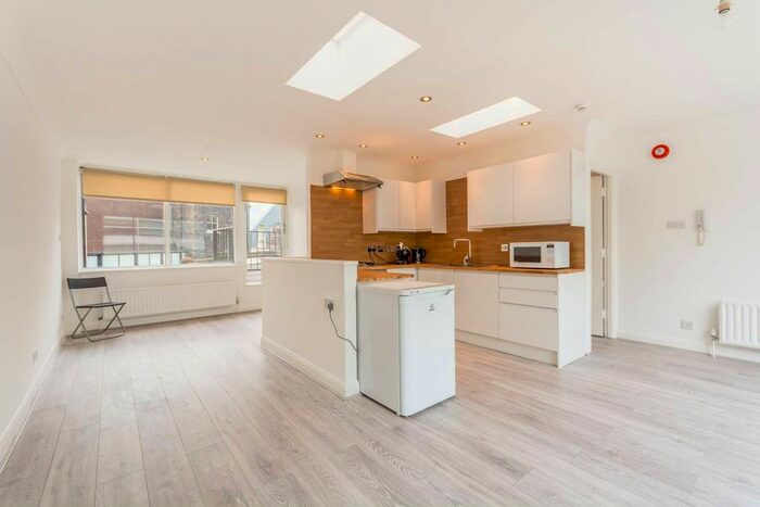 2 Bedroom Flat To Rent In High Holborn, Holborn, London, WC1V