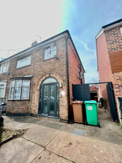 3 Bedroom Semi-Detached House To Rent In Kingswood Road, Wollaton, Nottingham, NG8