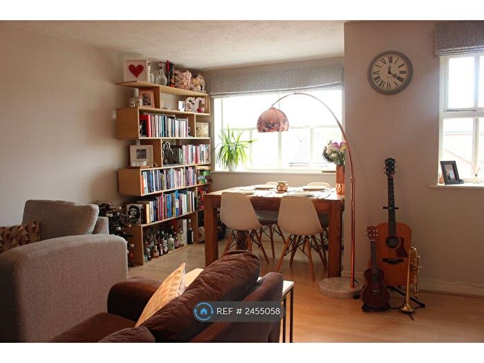 2 Bedroom Flat To Rent In Macmillan Way, London, SW17
