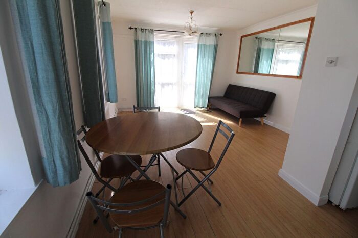 2 Bedroom Flat To Rent In Tn, AL10