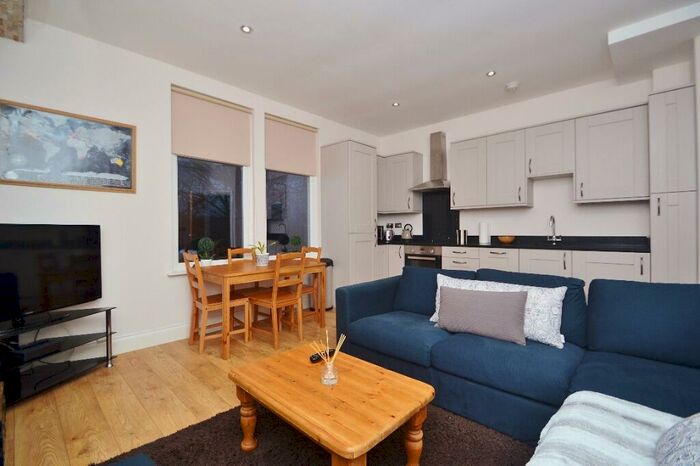 2 Bedroom Flat For Sale In Hollin Lane, Far Headingley, Leeds, LS16