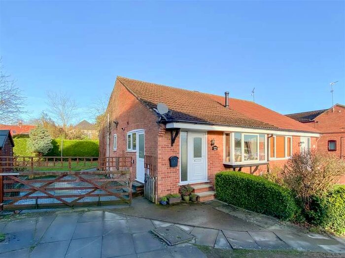 2 Bedroom Bungalow For Sale In Feversham Drive, Kirkbymoorside, York, YO62