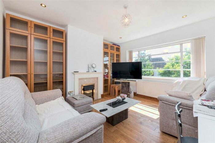 2 Bedroom Flat To Rent In Ossulton Way, Hampstead Garden Suburb, London, N2