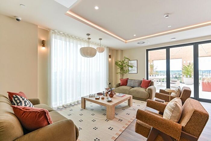 2 Bedroom Flat To Rent In Refinery Square, Slough, London, SL1