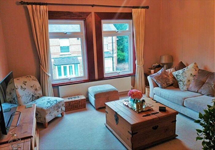 2 Bedroom Flat To Rent In Oxford Street, Watford, Hertfordshire, WD18