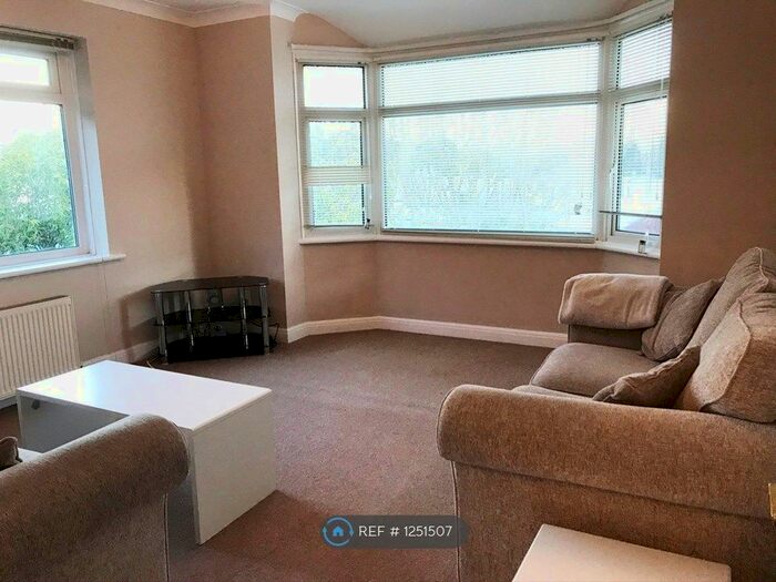 2 Bedroom Flat To Rent In Coy Pond Road, Poole BH12