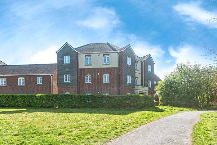 2 Bedroom Flat For Sale In Wedderburn Avenue, Beggarwood, Basingstoke, RG22