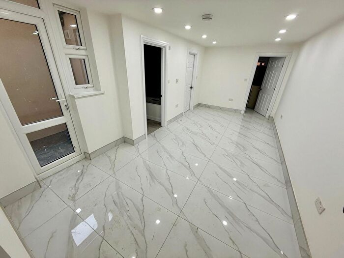 3 Bedroom Flat To Rent In Colchester Avenue, London, E12