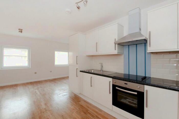 2 Bedroom Flat To Rent In Llanvanor Road, Cricklewood, NW2