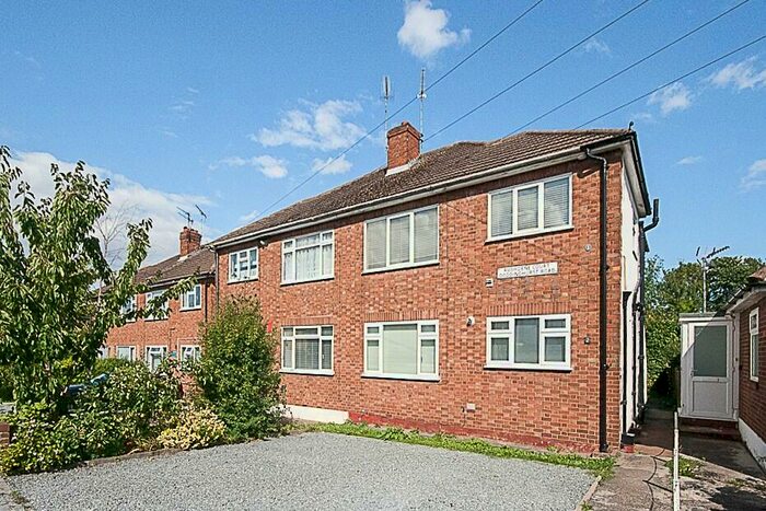 2 Bedroom Flat To Rent In Doddinghurst Road, Brentwood, Essex, CM15