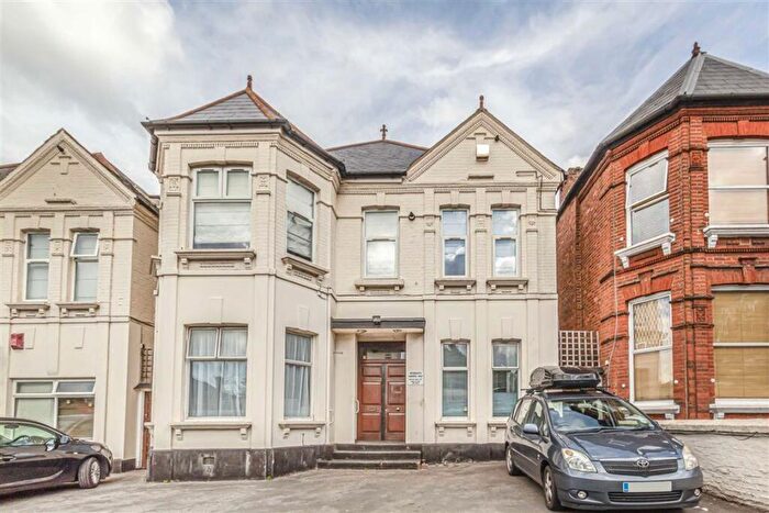 2 Bedroom Flat To Rent In Shoot Up Hill, Cricklewood, NW2