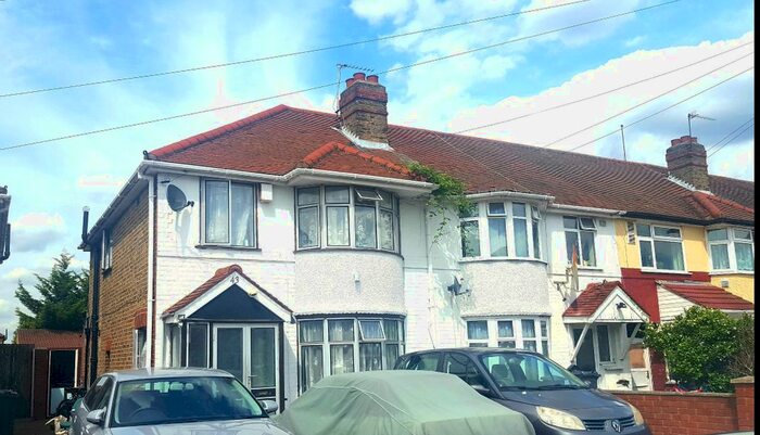 4 Bedroom Semi-Detached House To Rent In Chaucer Avenue, Hounslow Cranford, TW4