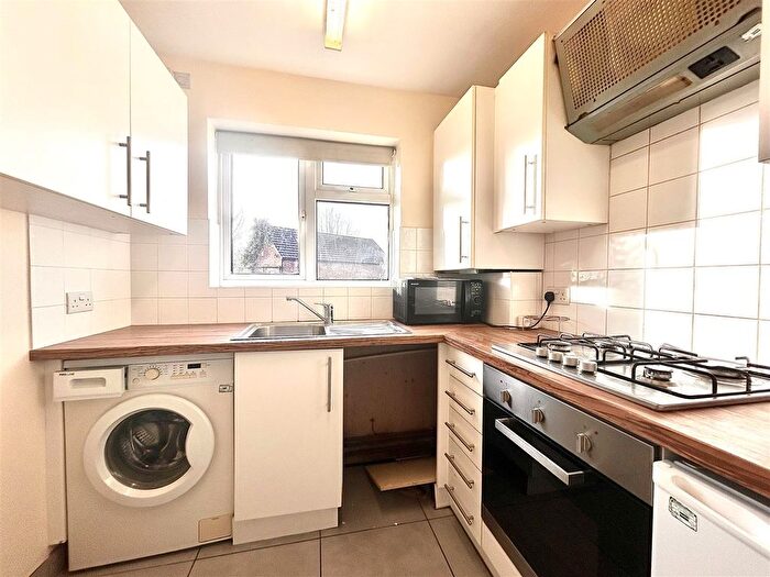 2 Bedroom Flat To Rent In Manor Parade, Hatfield, AL10