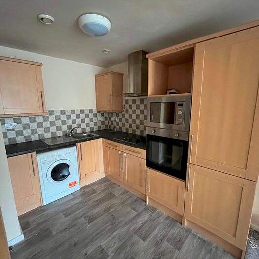 2 Bedroom Flat To Rent In Brackendale Court, Bradford, BD10