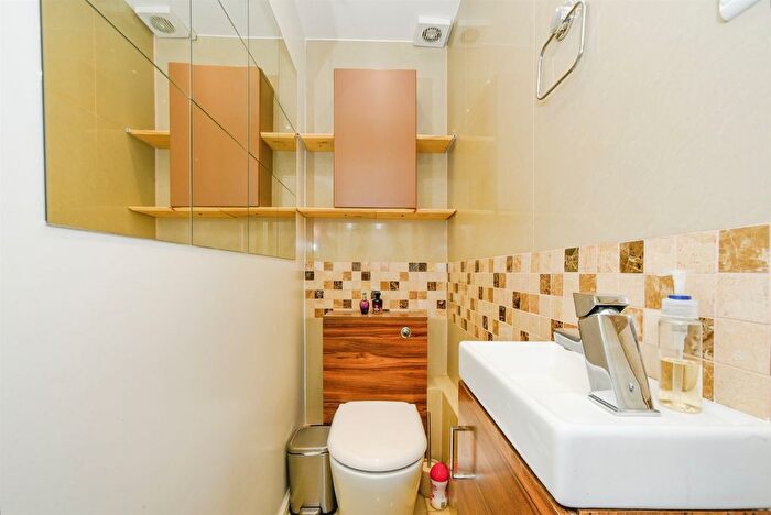 3 Bedroom End Of Terrace House For Sale In Dulverton Avenue, Swindon, SN3