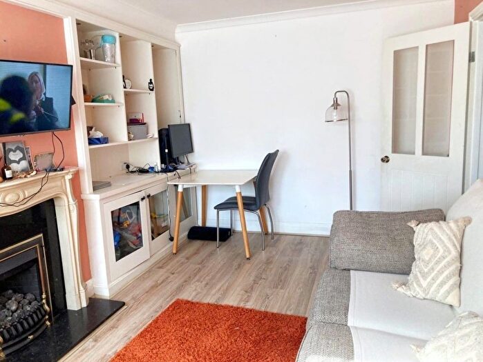 2 Bedroom Maisonette For Sale In Tollgate Road, London, E16