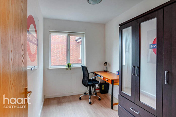 2 Bedroom Flat For Sale In Badgers Close, Enfield, EN2