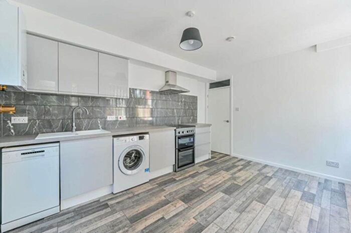 3 Bedroom Flat To Rent In Caldwell Street, London, SW9